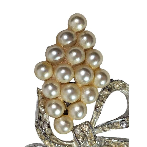 Faux Pearl Cluster Brooch Silver Tone Rhinestone Ribbon Bow Metal Vintage 60s - Picture 4 of 5